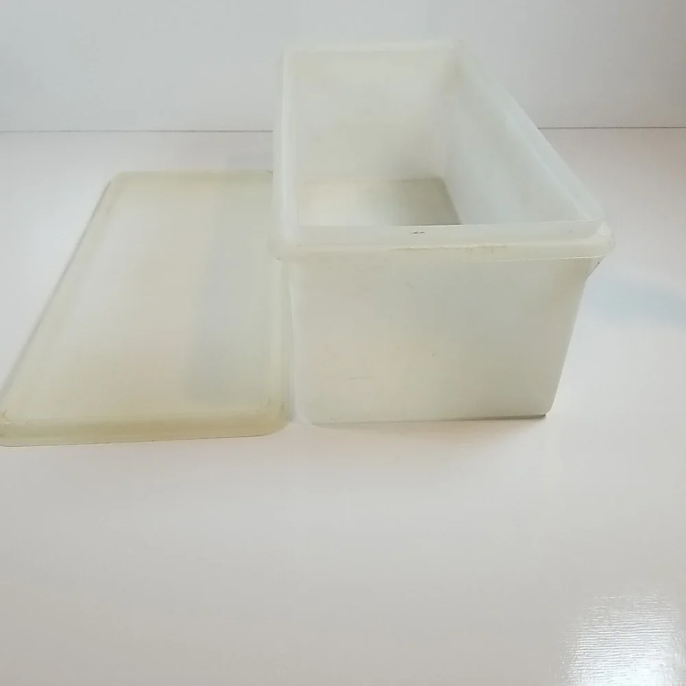 Tupperware Vintage Jumbo Bread Keeper 606
